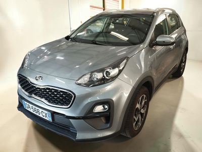 une voiture argentée garée dans un garage au sol blanc
