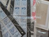 une pile de timbres et d'enveloppes posée sur une table