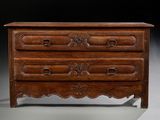 une commode ancienne avec des tiroirs en bois sculpté et des tiroirs