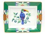 un plateau vert et bleu sur lequel est peint un oiseau