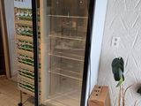 un réfrigérateur vide dans le coin d'une pièce