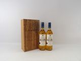 quelques bouteilles de whisky posées à côté d'une caisse en bois
