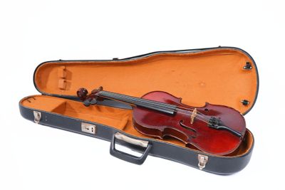 un violon dans un étui avec un archet à l'intérieur