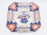 une assiette bleue et blanche ornée d'un motif floral