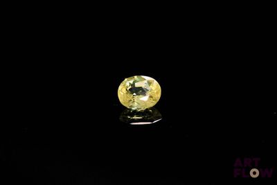 gros plan d'un diamant jaune sur une surface noire