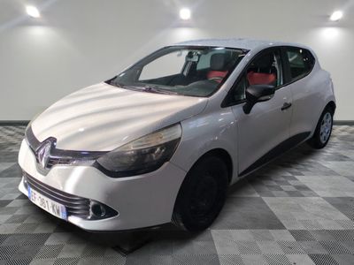 la voiture blanche est garée dans le garage sur le sol en damier