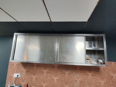 une cuisine équipée d'un évier et de placards