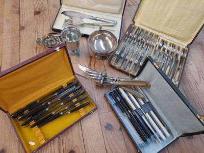 plusieurs types d'argenterie dans un coffret