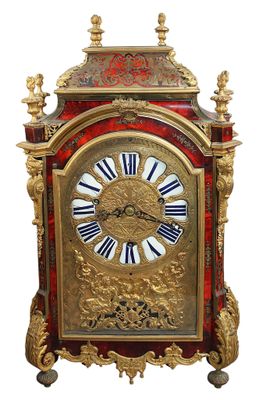 une horloge dorée et rouge, avec des chiffres romains