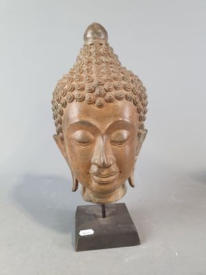 Tête de Bouddha thailandaise en métal cuivreux patiné.