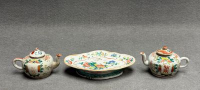 Coupe sur talon et paire de petites théières en porcelaine d…