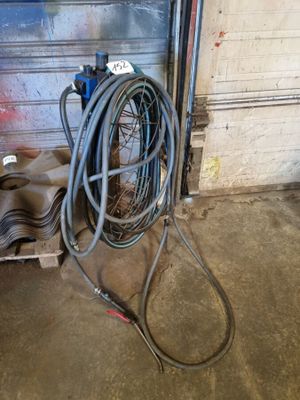 un tuyau fixé sur le côté d'une porte de garage
