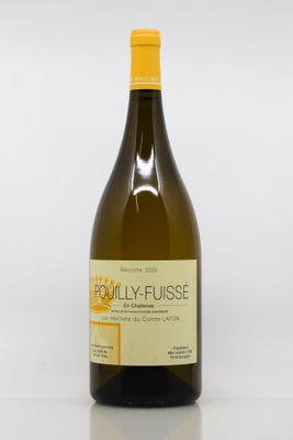 la bouteille de vin est posée sur la table sur fond blanc