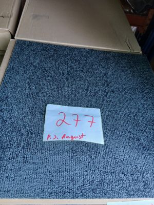 un morceau de papier posé sur un tapis bleu