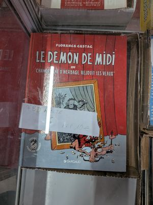 plusieurs livres sont empilés sur une étagère