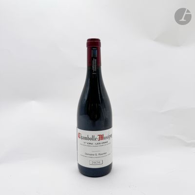 une bouteille de vin posée sur une table