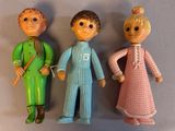 trois figurines représentant un homme et une femme debout l'un à côté de l'autre