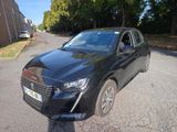 une photo d'une voiture noire garée sur le bord de la route