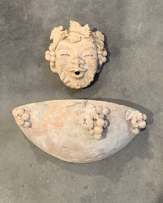 Fontaine en terre à décor de Bacchus et rouvres. XXème siècl…