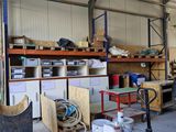 un garage avec beaucoup d'objets sur les étagères