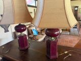 deux lampes posées sur une table dans un salon