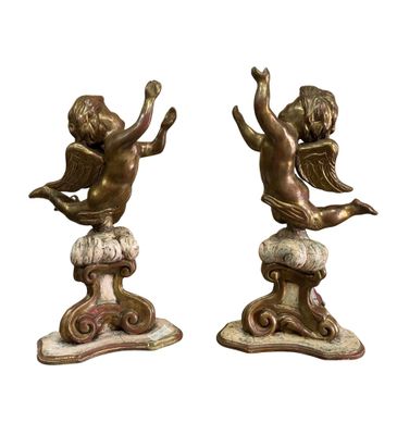 paire de chérubins anciens en bronze sur des socles en marbre