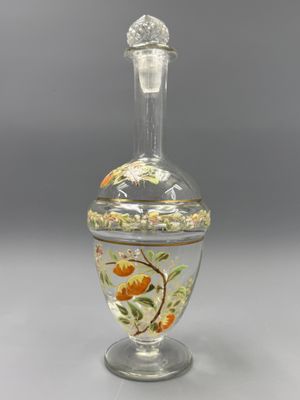 une image représentant un vase en verre orné de fleurs peintes