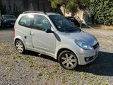 une petite voiture argentée garée sur le bord de la route