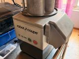 une machine posée sur une table
