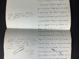 un gros plan d'un morceau de papier sur lequel on a écrit