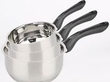 trois casseroles en acier inoxydable avec des poignées noires sur fond blanc