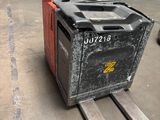 un chariot élévateur posé sur une palette