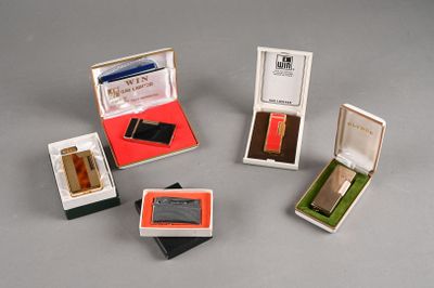 plusieurs petites boîtes contenant différents types de briquets, posées sur une surface grise