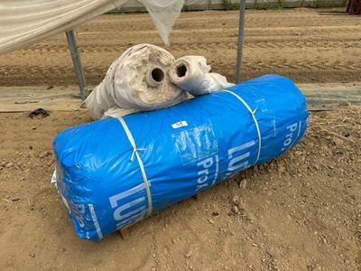 une peluche posée sur un sac bleu