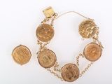 une image représentant un bracelet en or orné de pièces de monnaie sur fond blanc