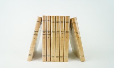 plusieurs livres empilés sur une surface blanche