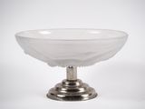 un saladier en verre posé sur un support métallique, sur fond blanc