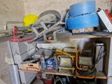 un tas d'outils posés sur une étagère dans un garage