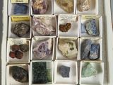 une boîte remplie de roches et de pierres de toutes sortes