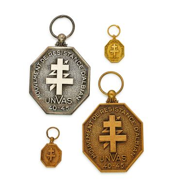 trois médailles ornées d'une croix et une médaille sur fond blanc