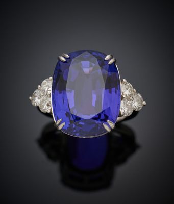 une bague en saphir et diamant