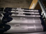 de nombreux appareils électroniques empilés les uns sur les autres