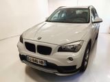 un SUV BMW blanc garé dans un showroom