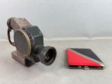un petit appareil photo et un téléphone portable posés sur une table