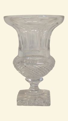 un vase en verre posé sur un support