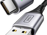 un gros plan d'un câble USB branché à un chargeur