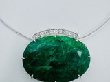 Gros plan sur un collier orné d'une pierre verte