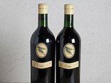 deux bouteilles de vin posées sur une table en bois