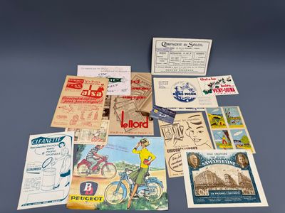 de nombreux modèles de cartes de visite sur la table
