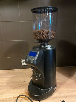 un moulin à café posé sur un plan de travail
